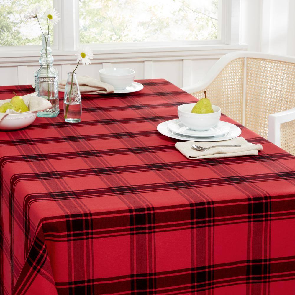 TOWN & COUNTRY LIVING Buffalo Check 84 in. W x 60 in. L Red-Black Checkered Cotton Blend Tablecloth